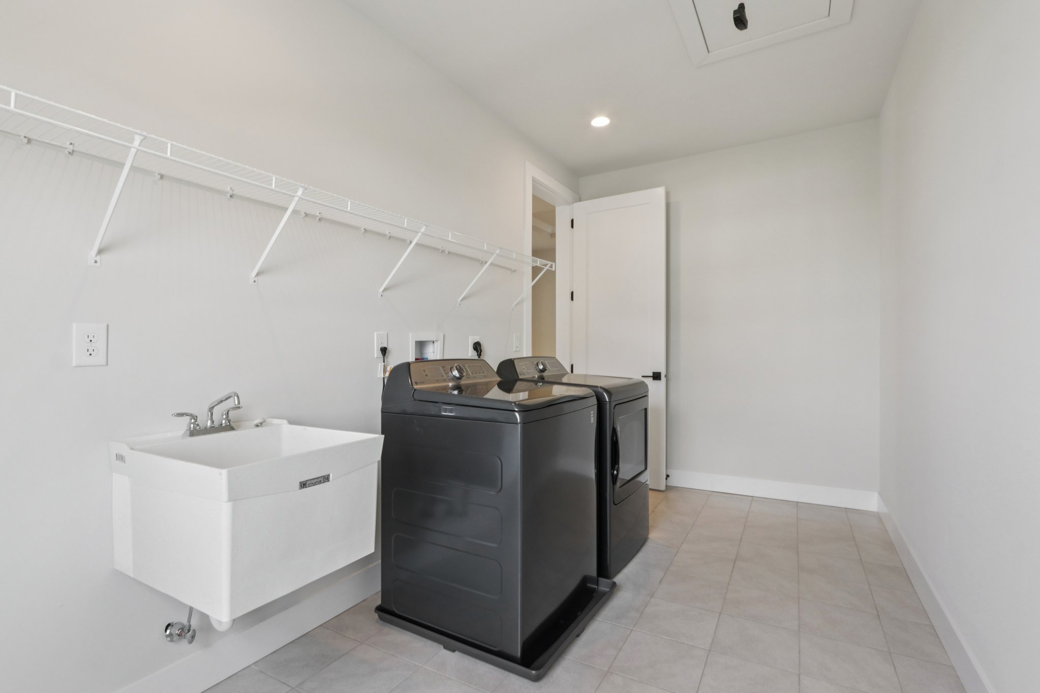 Hawthorn Dr-S2409-048.jpg