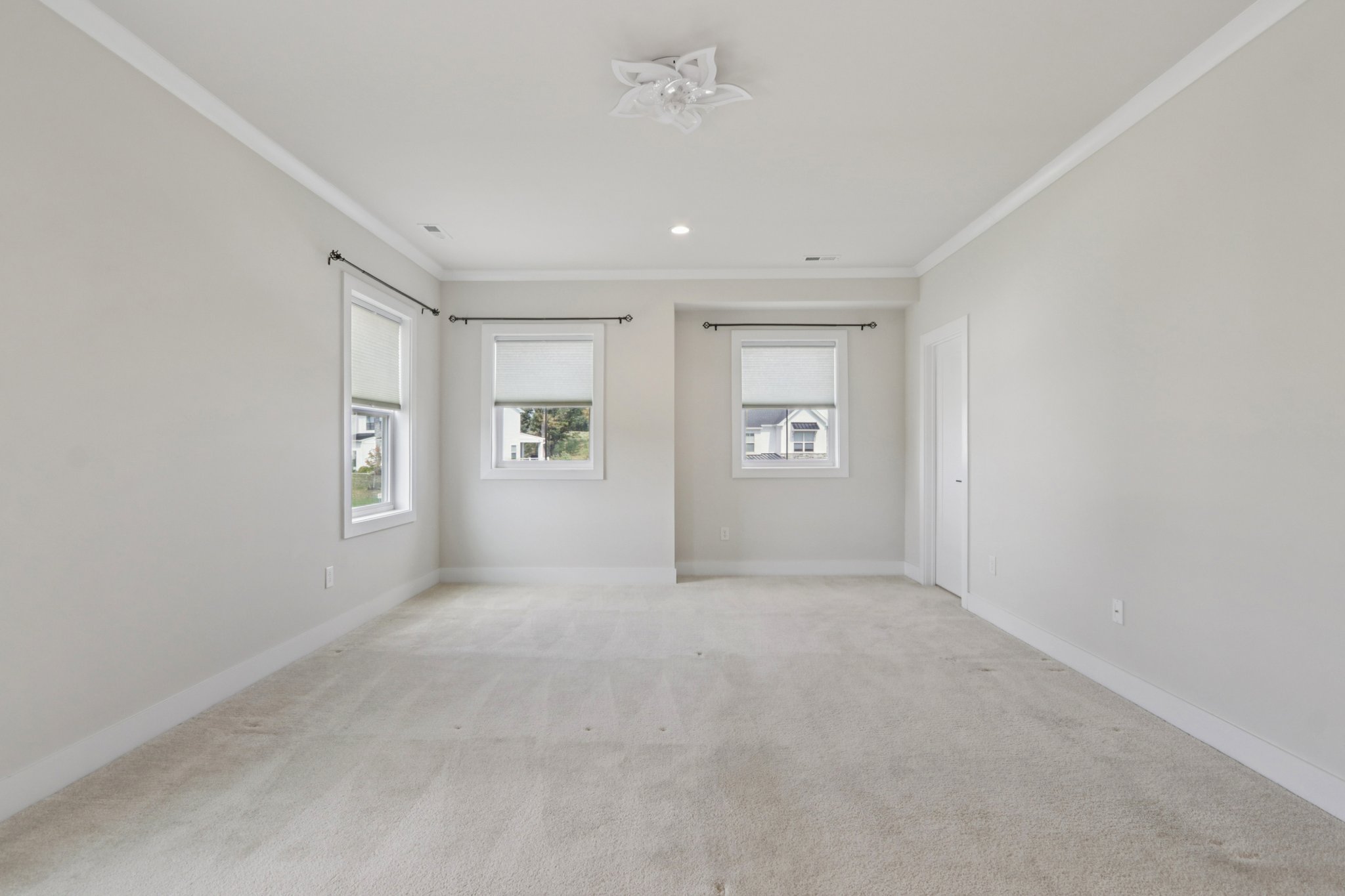 Hawthorn Dr-S2409-055.jpg