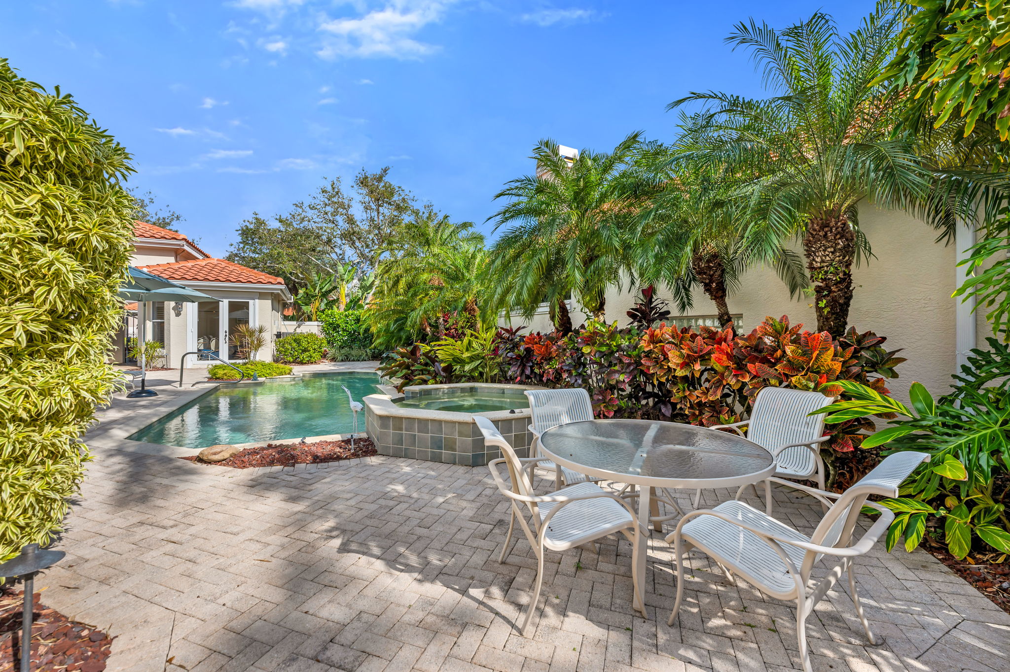 Outdoor Dining - Pool