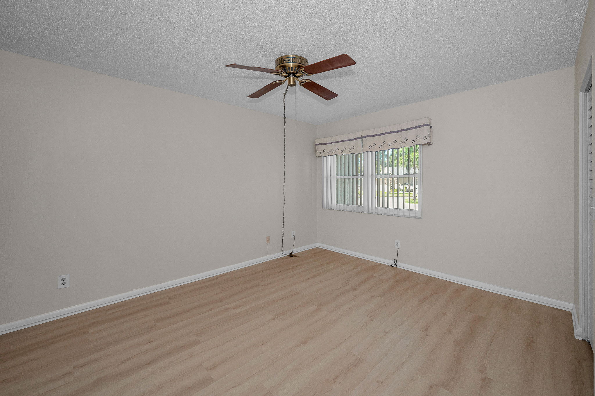 Primary Bedroom10a
