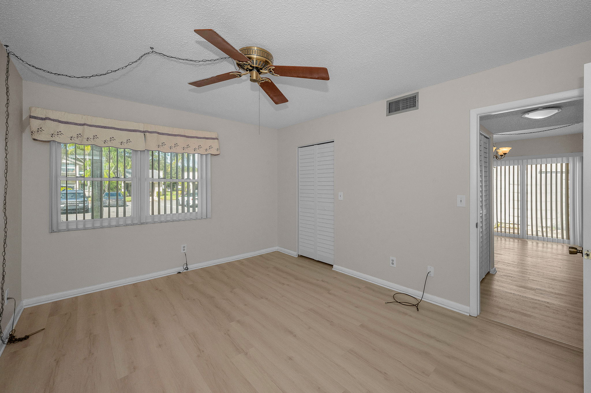 Primary Bedroom10b