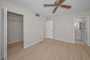 Primary Bedroom10c
