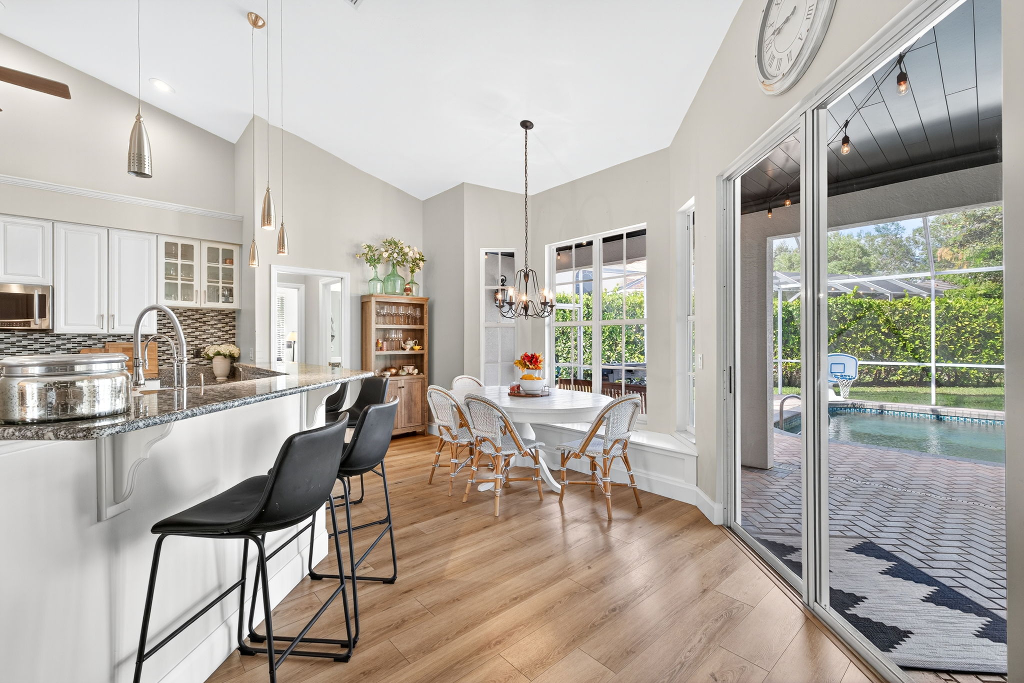 Breakfast Bar and Eat in Kitchen