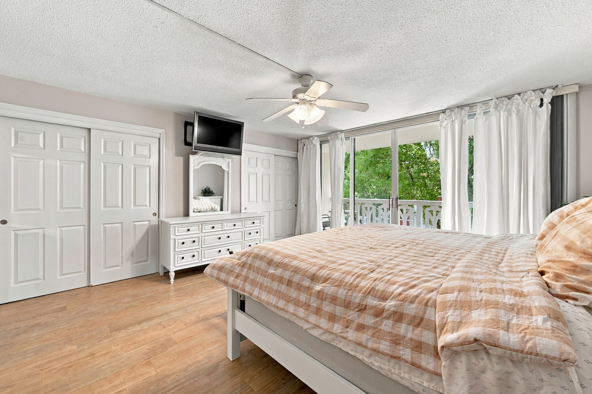 Primary Bedroom1c