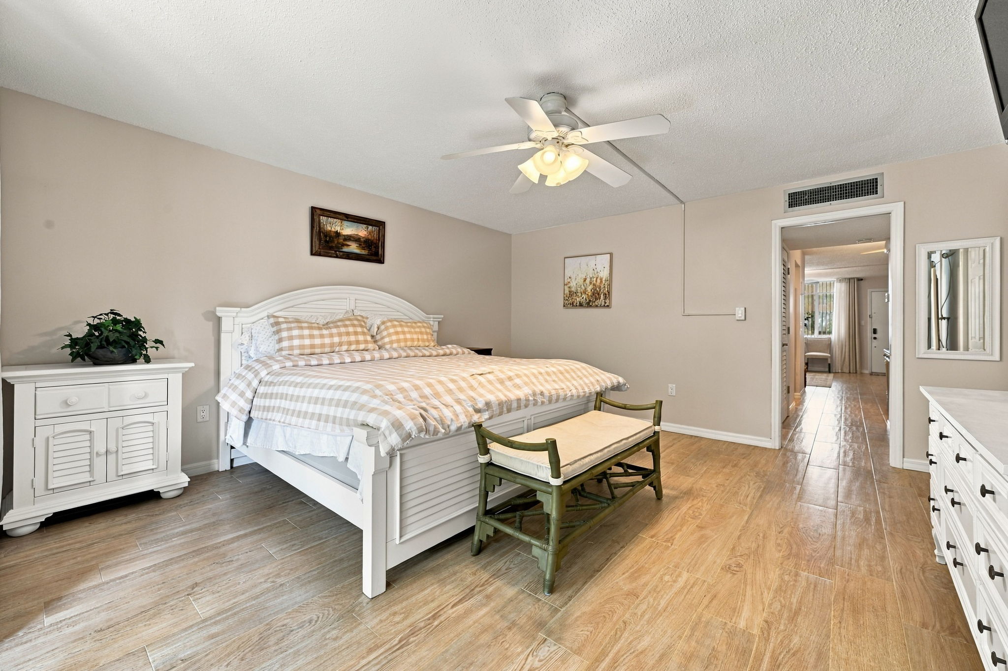 Primary Bedroom1e