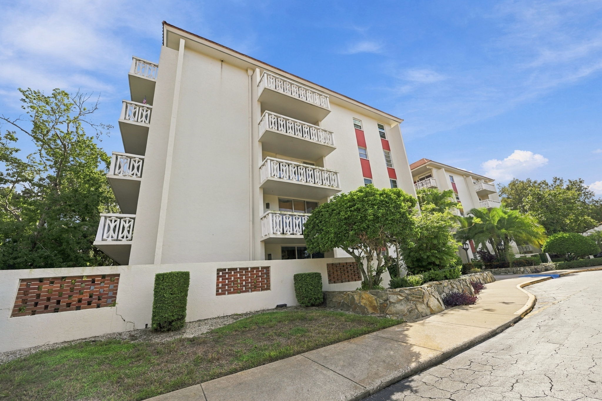 Front Exterior4