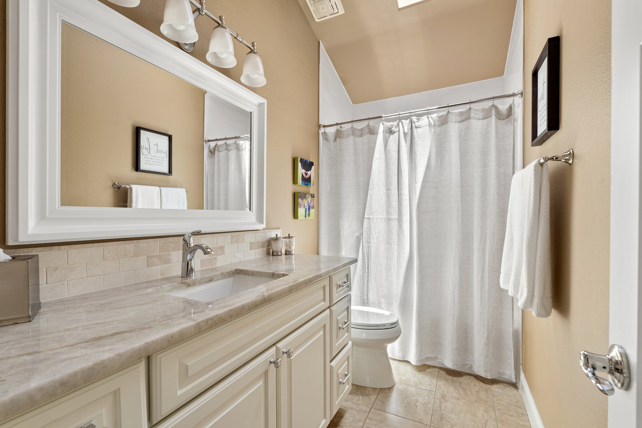 Secondary Bathroom - Upper Level