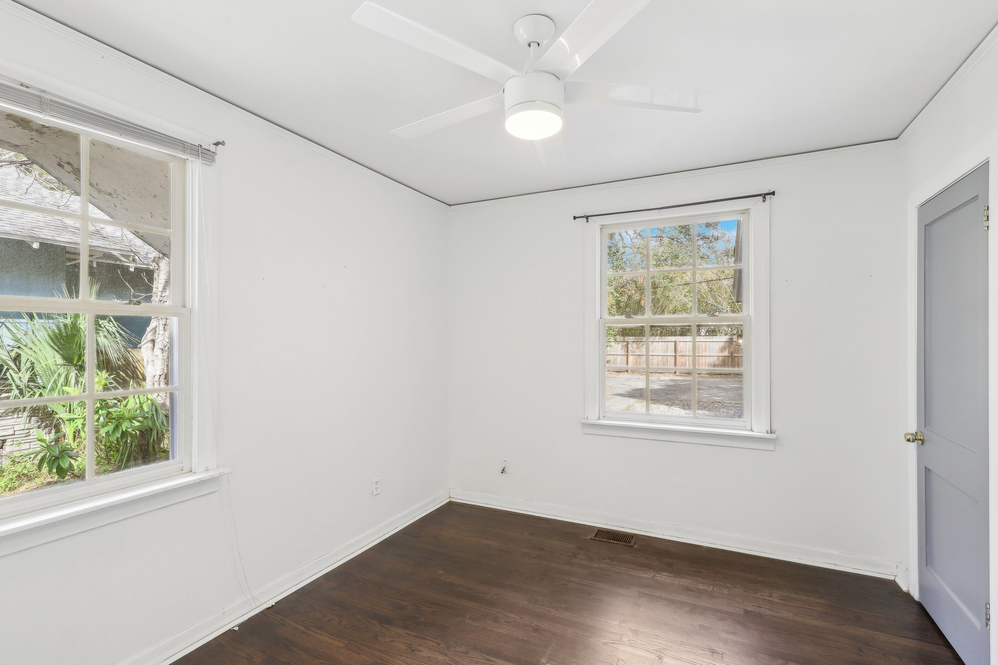 2633-2635 College St-017.jpg