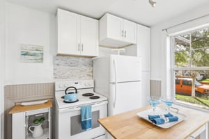 2633-2635 College St-007.jpg