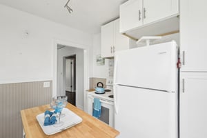 2633-2635 College St-008.jpg