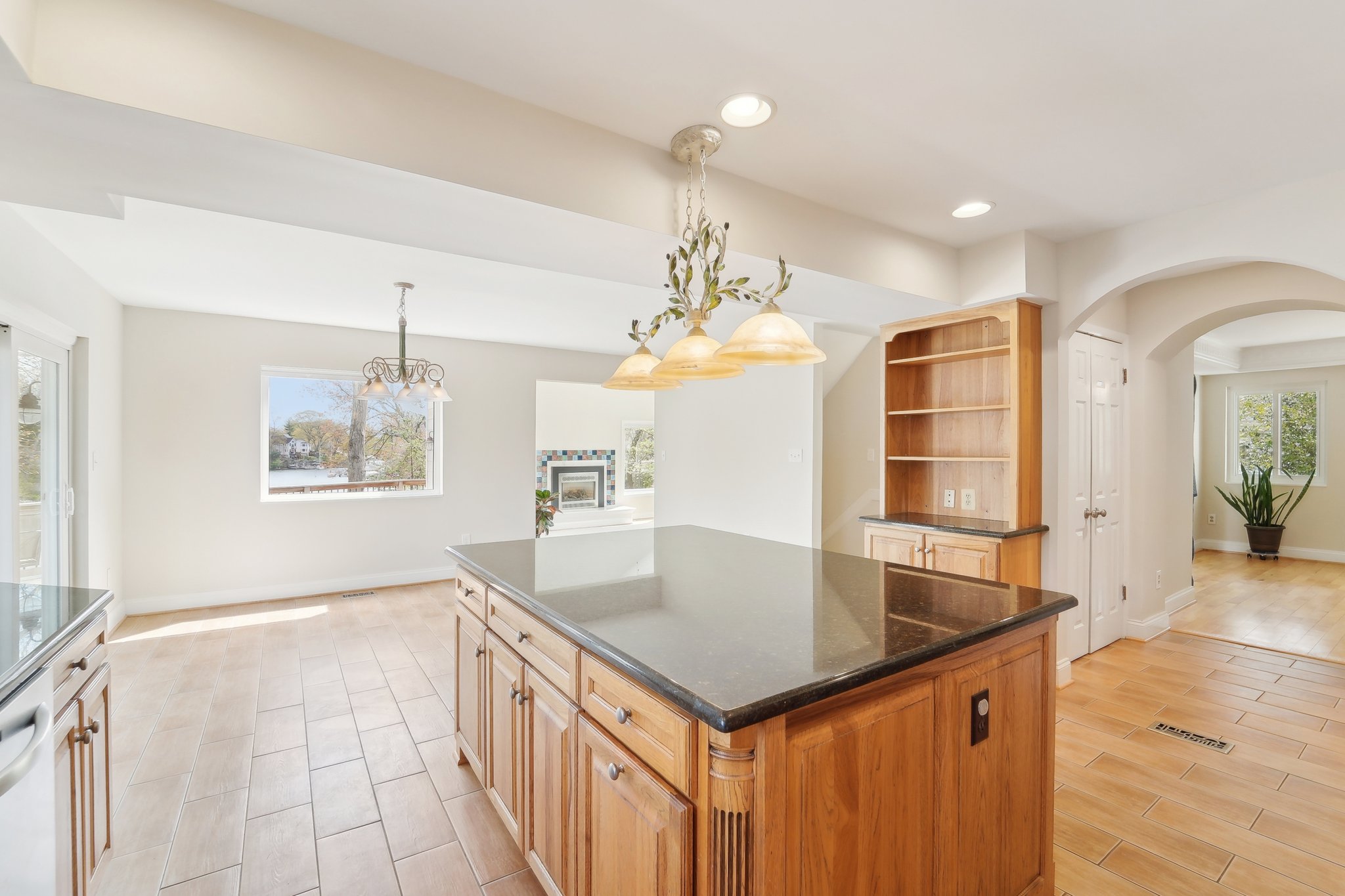 Capote Ct E-1704-010.jpg