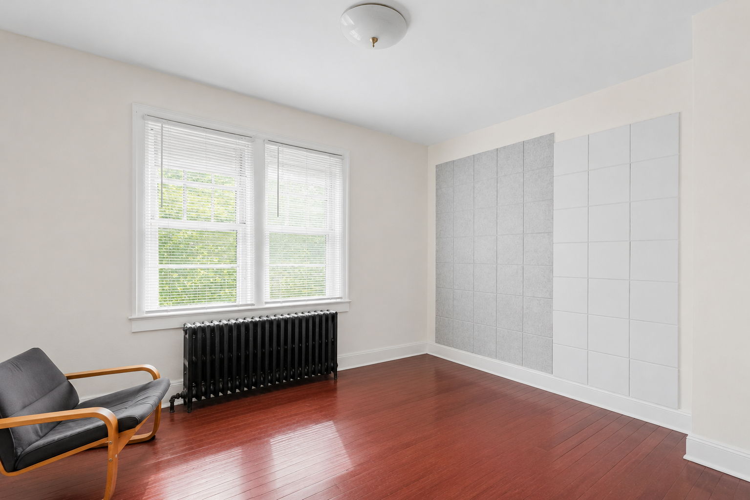 Apt 2 bedroom with double closet