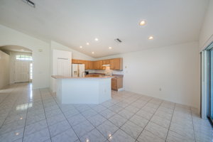 Kitchen Eat-in Area3