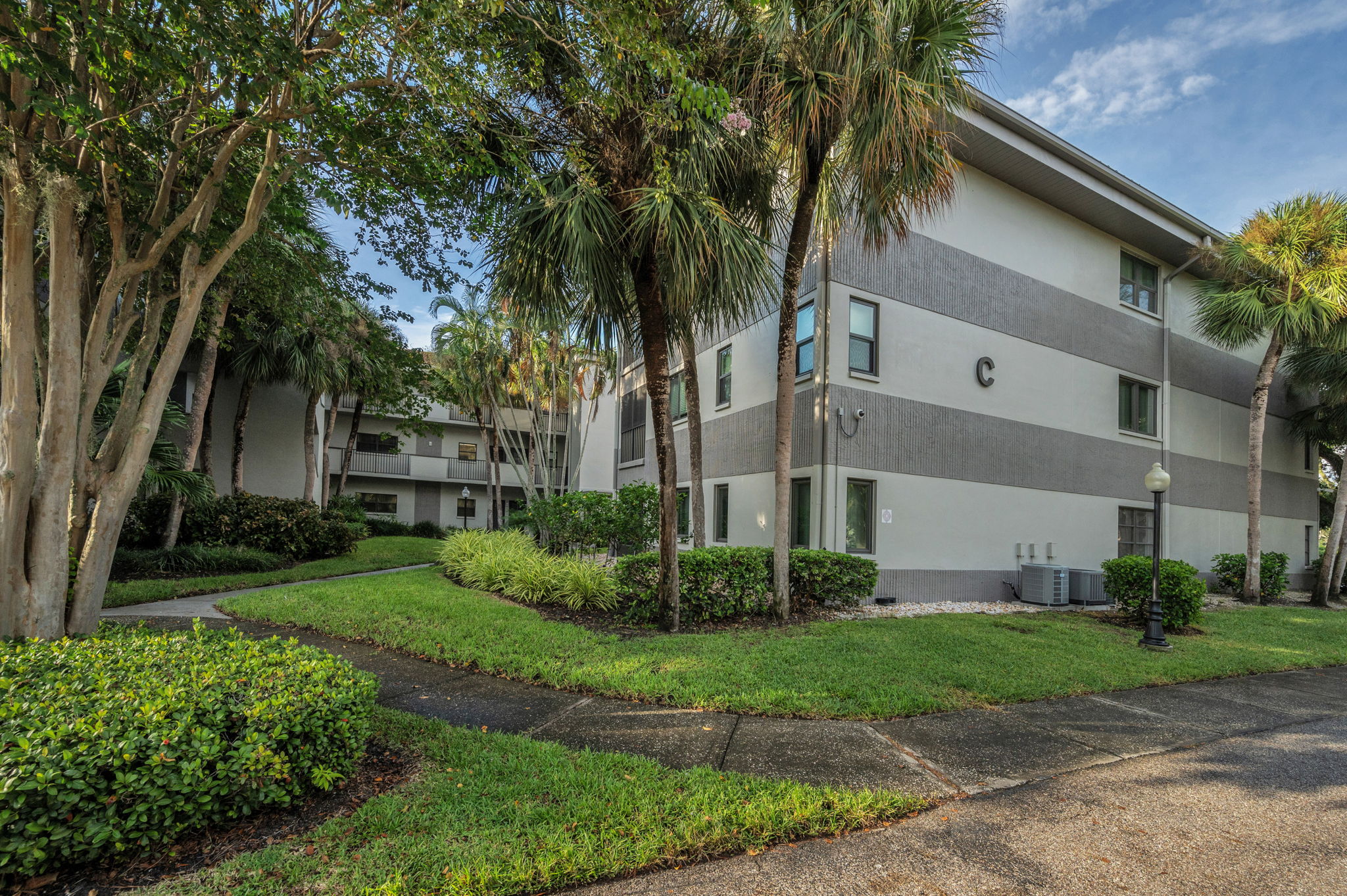 Front Exterior4