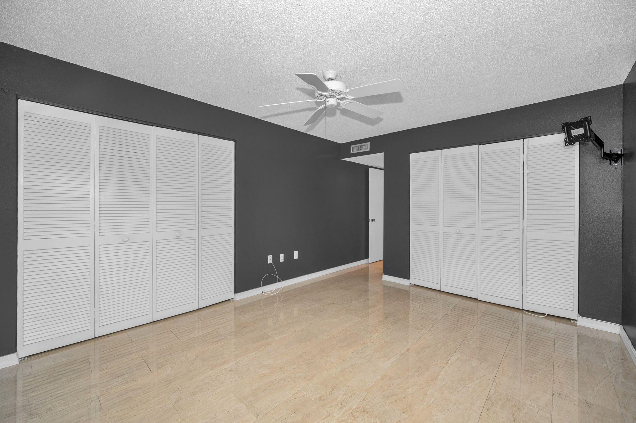 Primary Bedroom1b