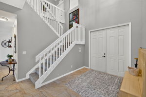 Foyer 1 of 2