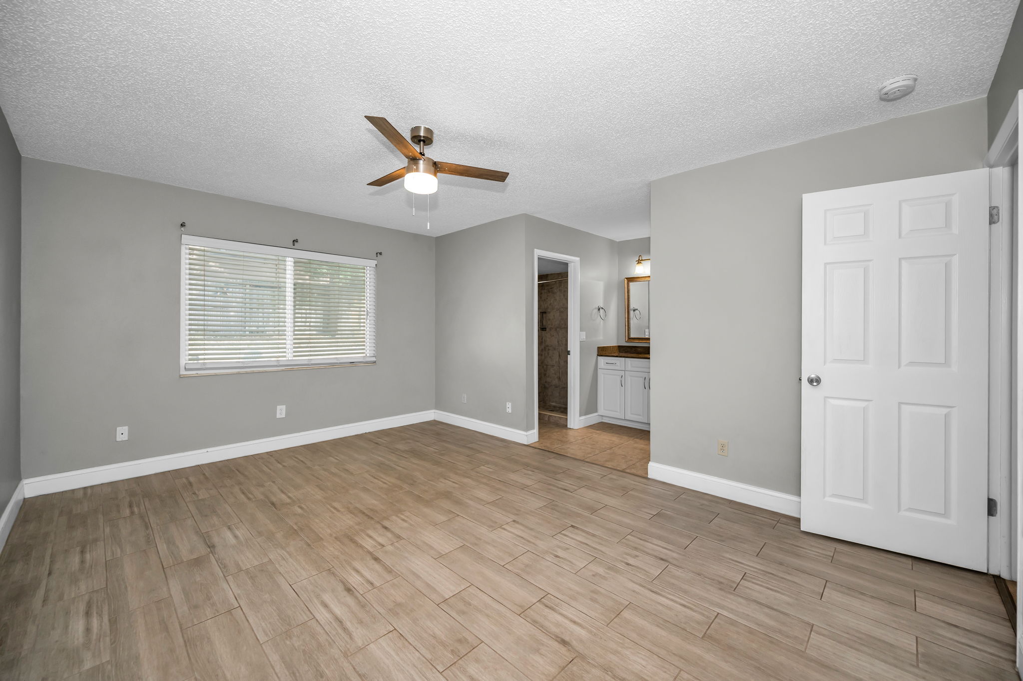 Primary Bedroom1a