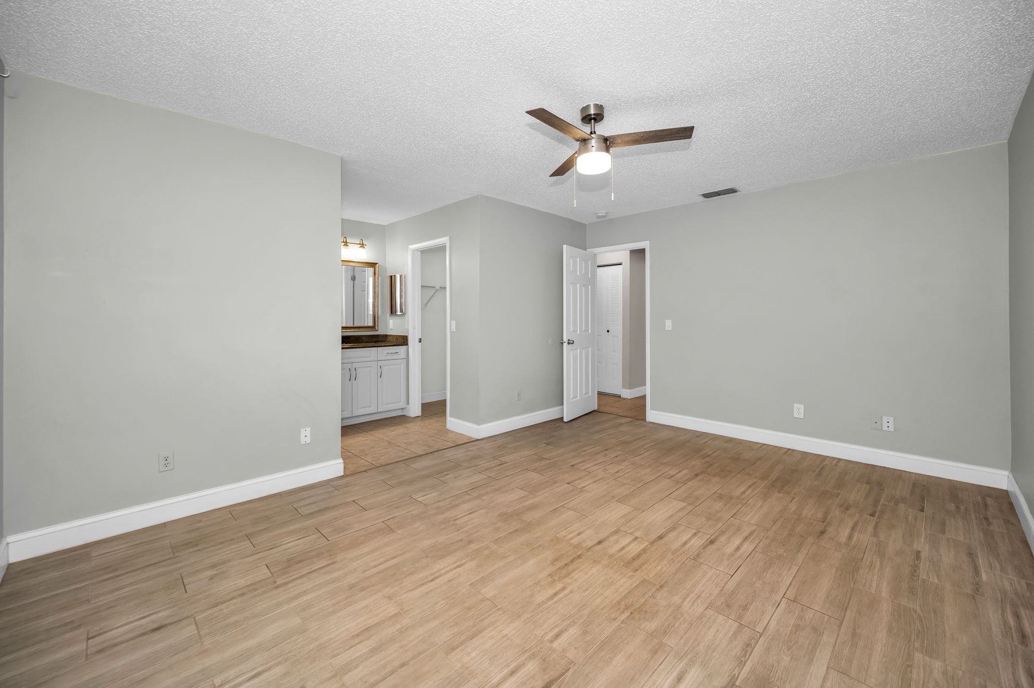 Primary Bedroom1b