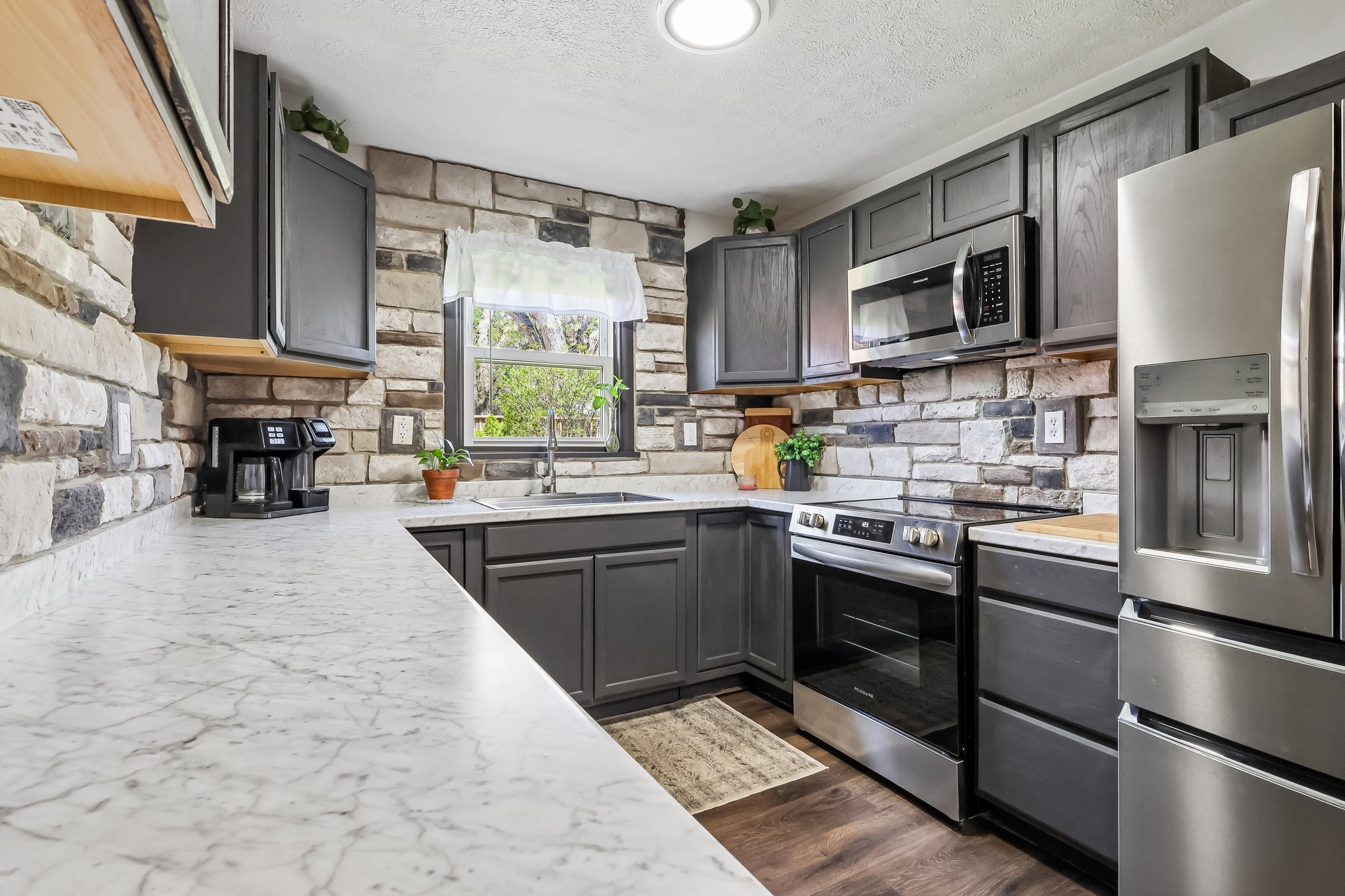 Parkview Ave-S2104-014.jpg