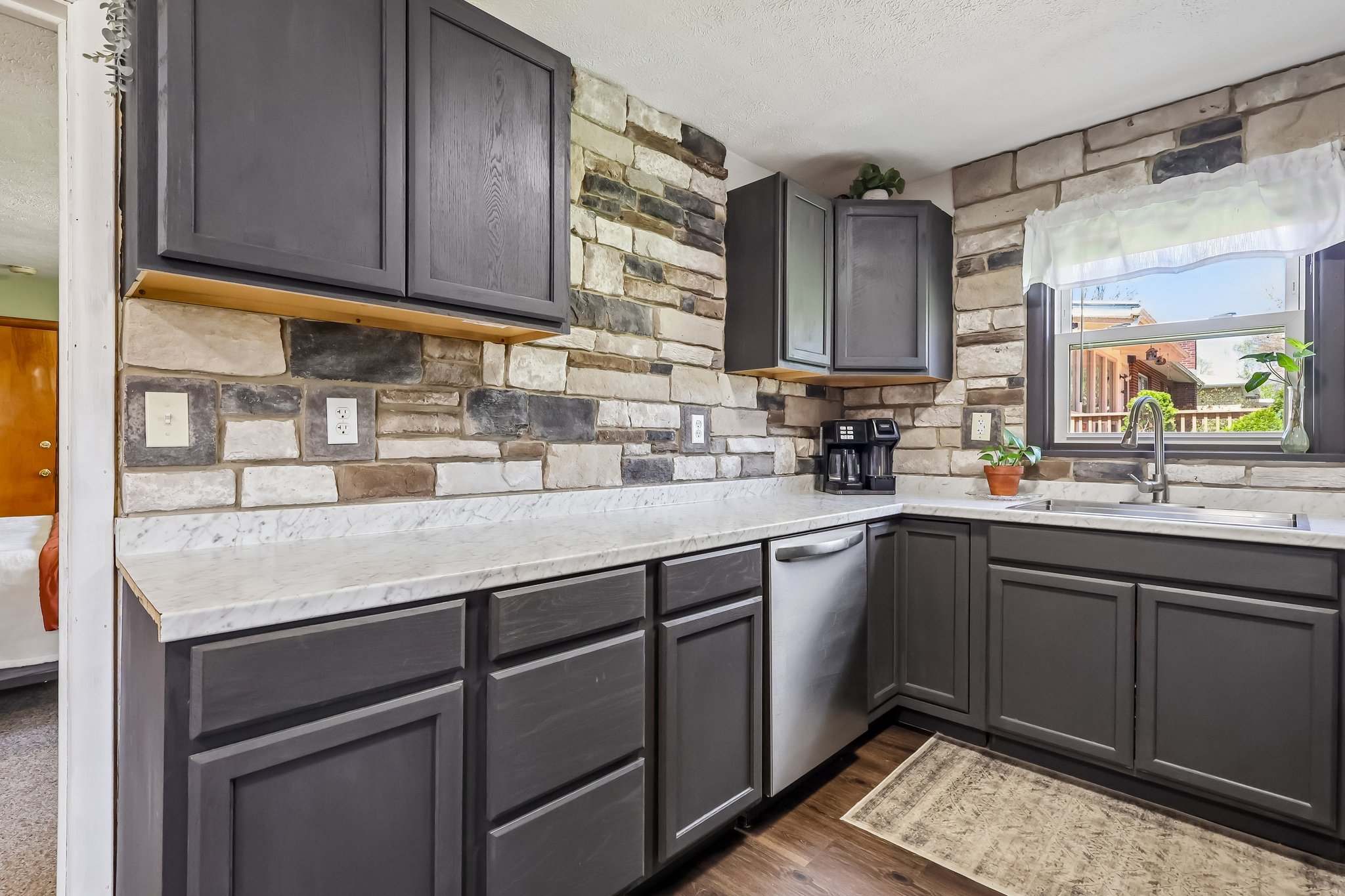 Parkview Ave-S2104-015.jpg