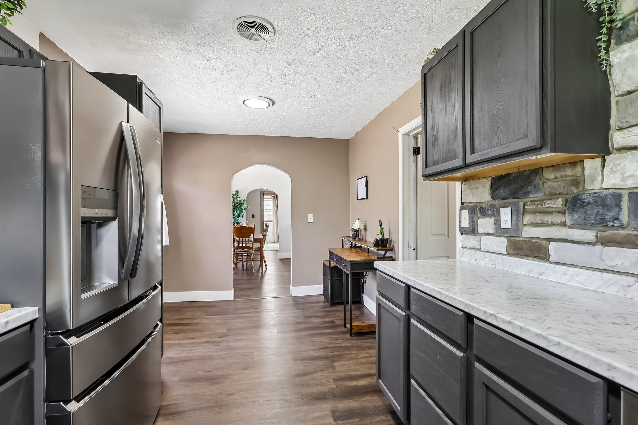 Parkview Ave-S2104-016.jpg