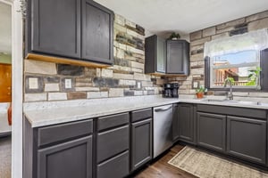 Parkview Ave-S2104-015.jpg