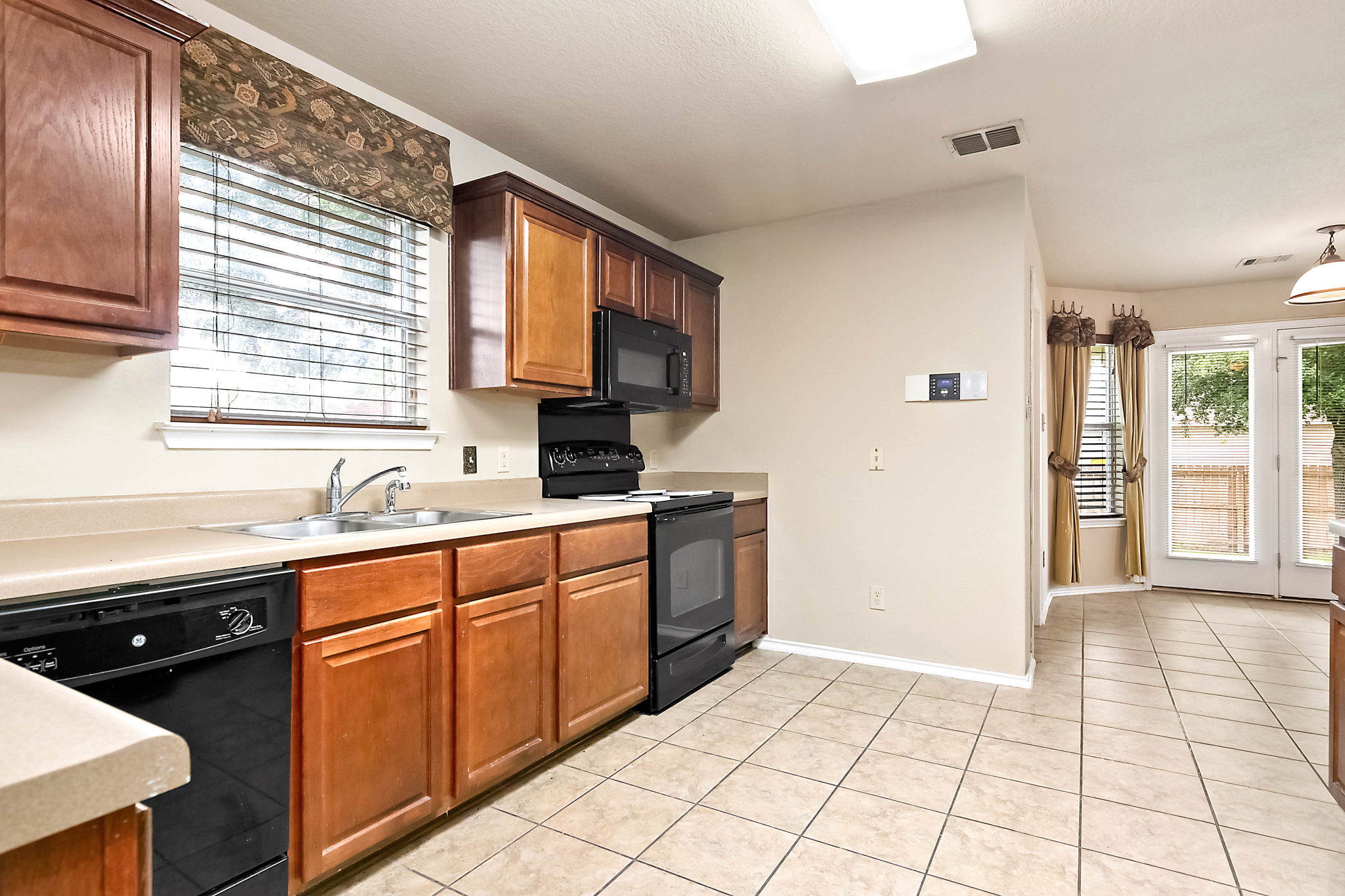 268 Donalan Dr, Converse, TX 78109, USA Photo 12