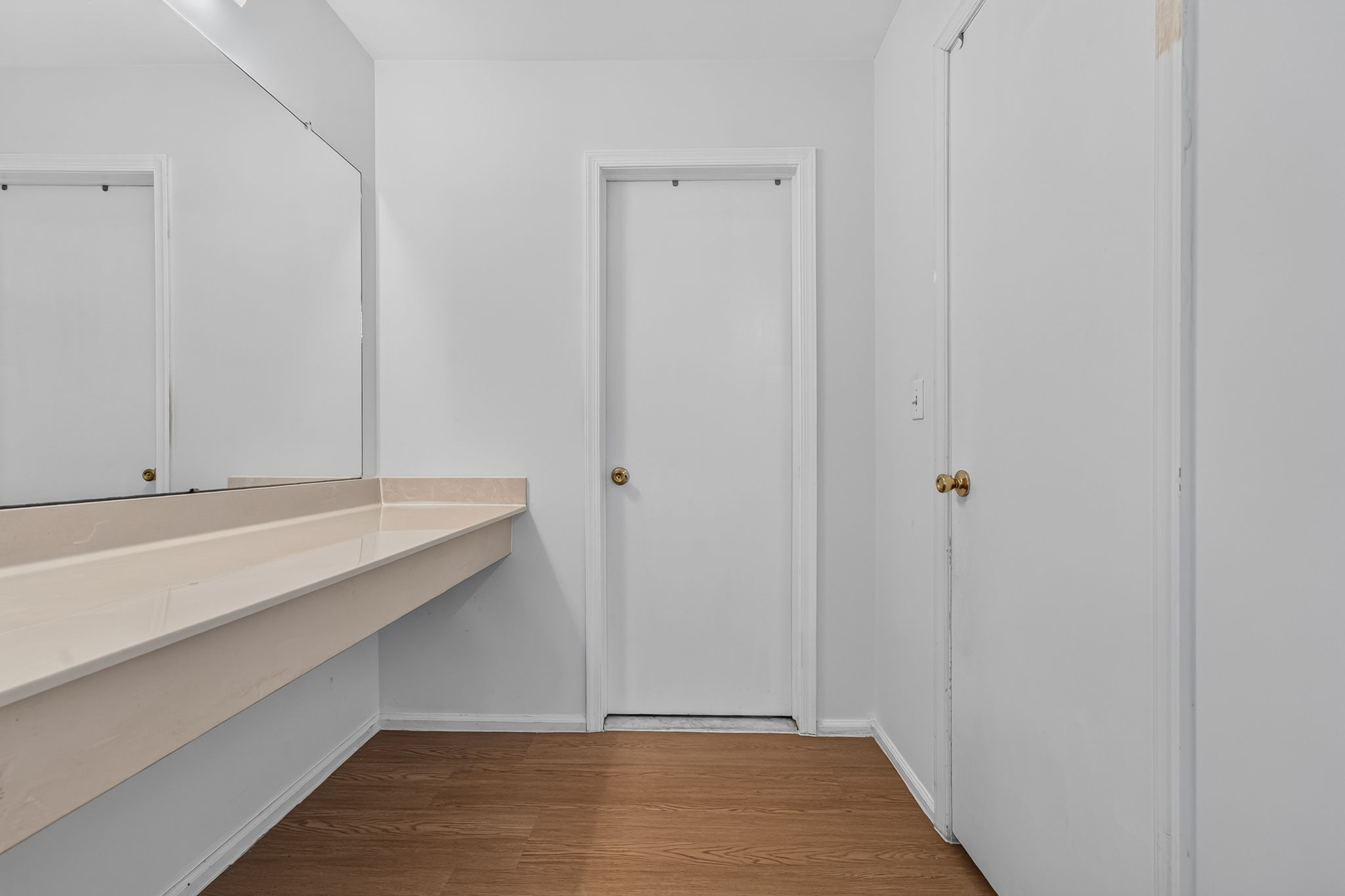 Dressing Area Dressing Area/Make-up Counter/Plate Glass Mirror Walk-in Closet LVP Flooring - 2025