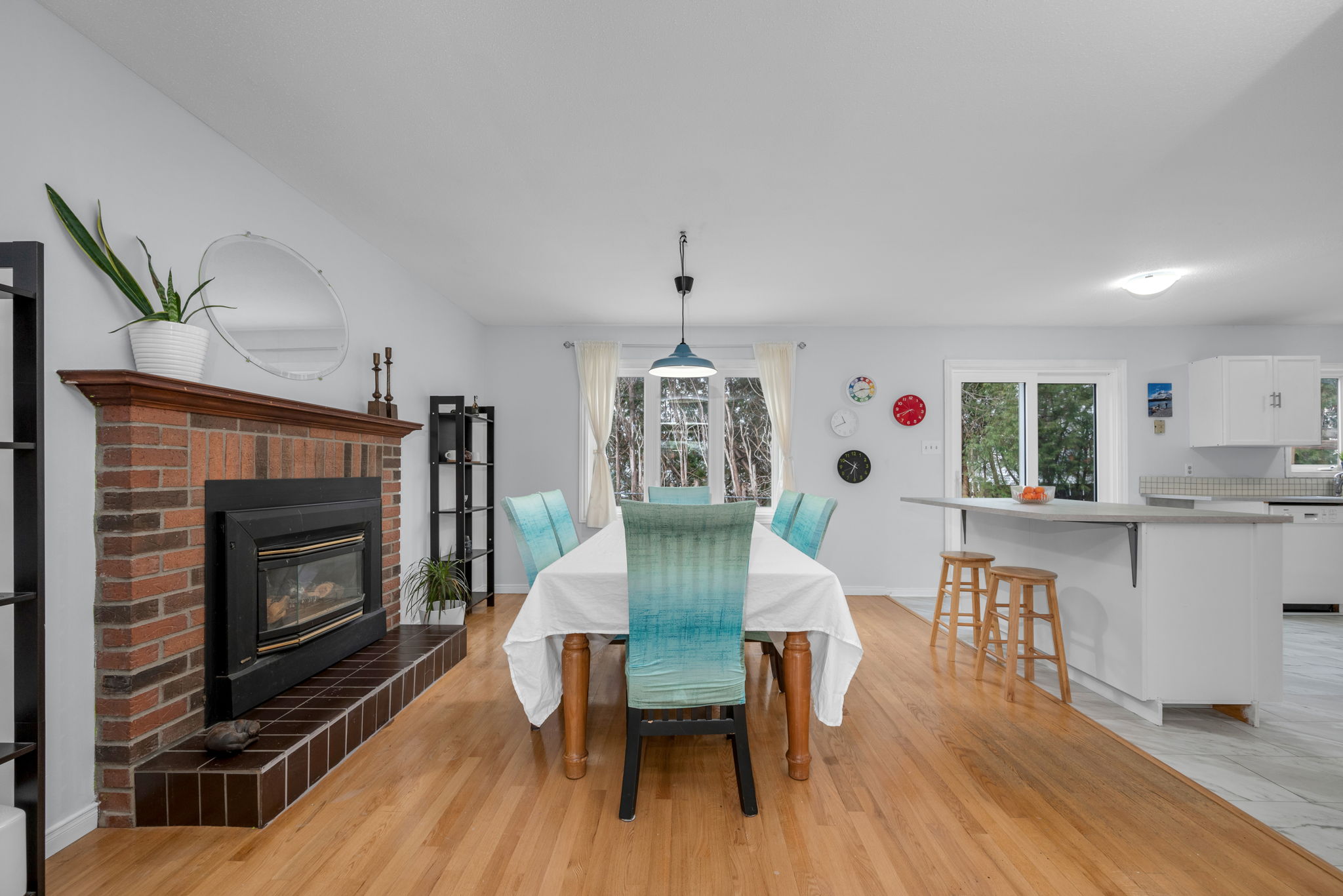 Entertainment sized dining room