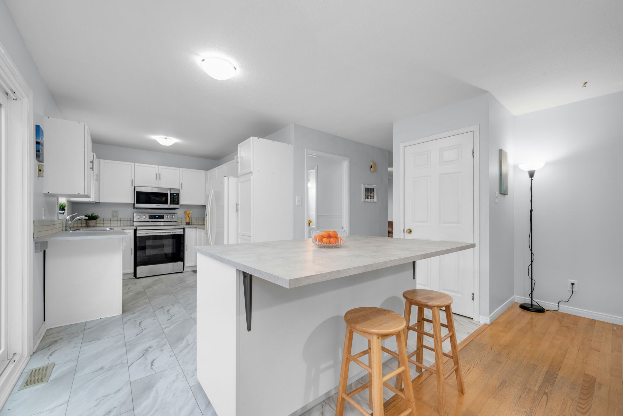 Island with breakfast bar