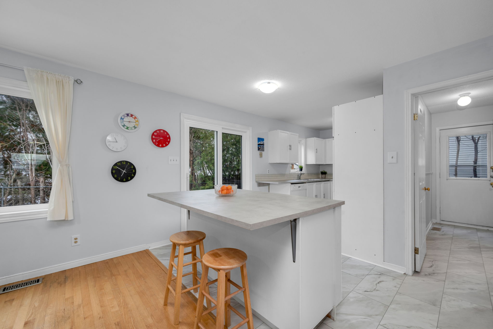 Island with breakfast bar