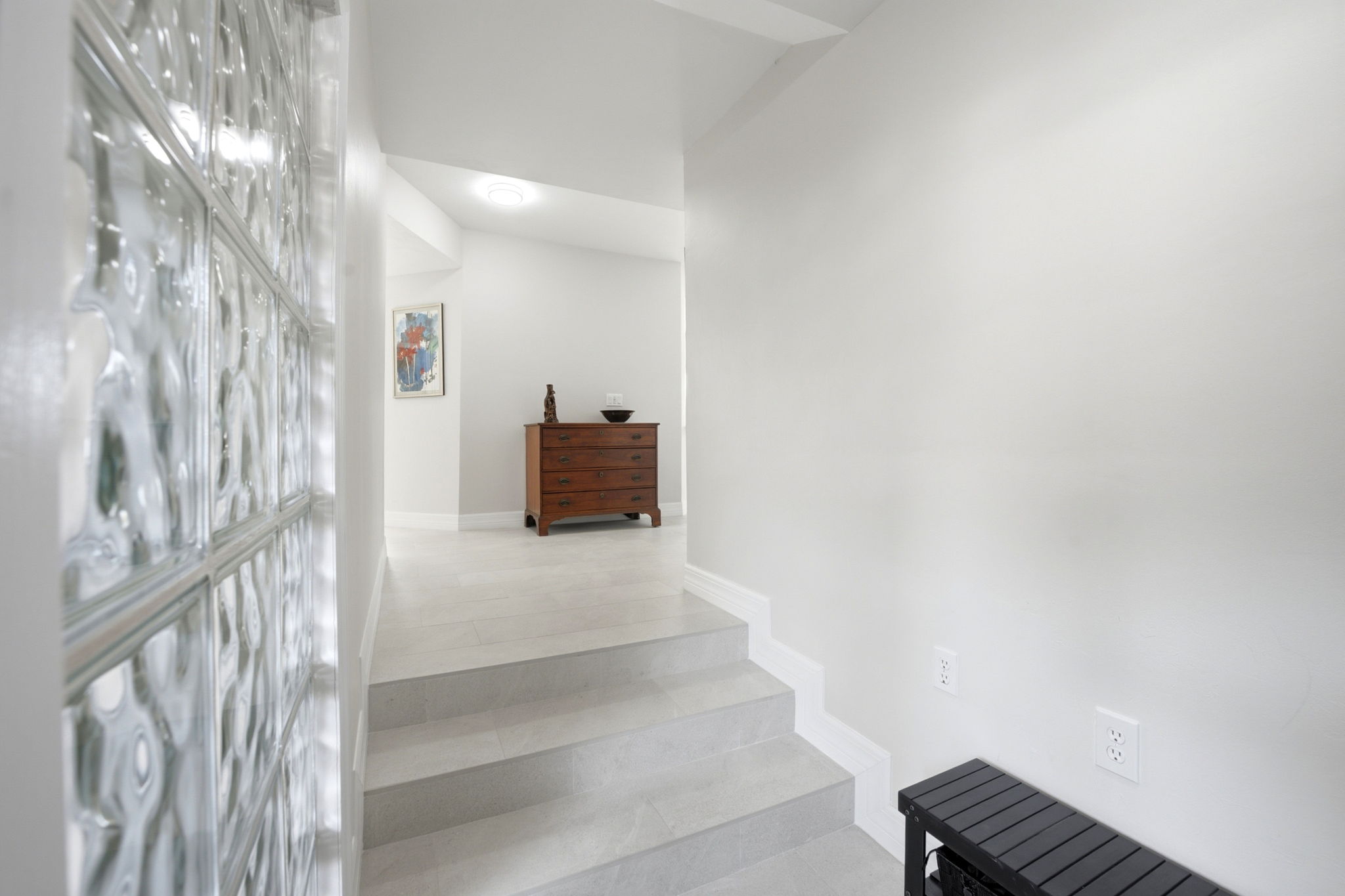 Foyer - light and bright greeting