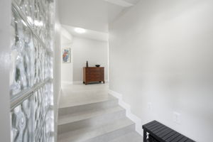 Foyer - light and bright greeting