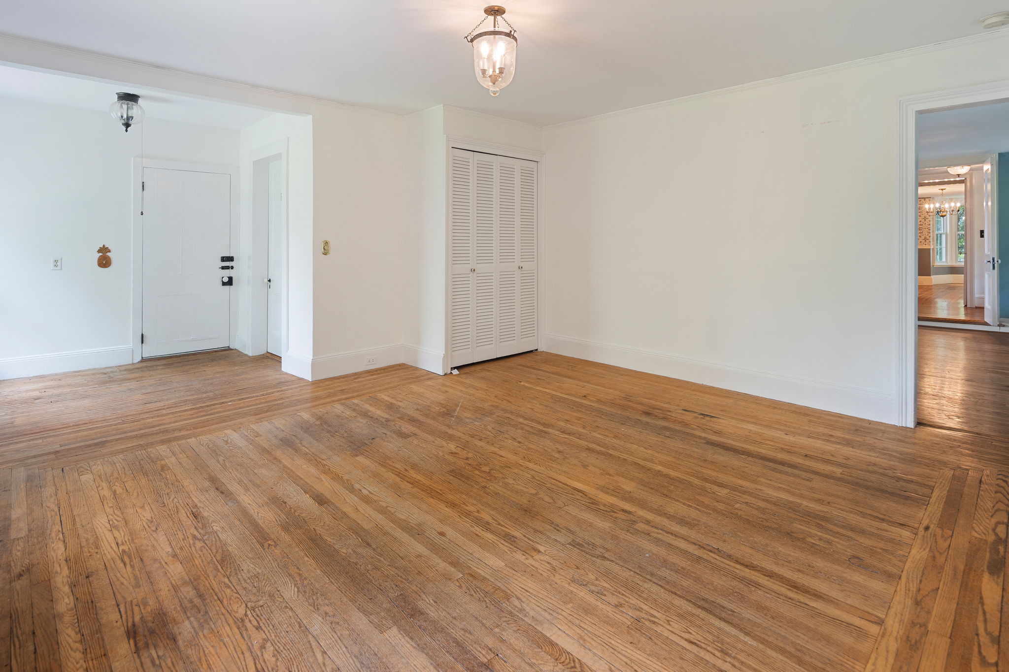 Additional room off of the LR with separate entrance