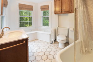 Hall bath on 2nd fl