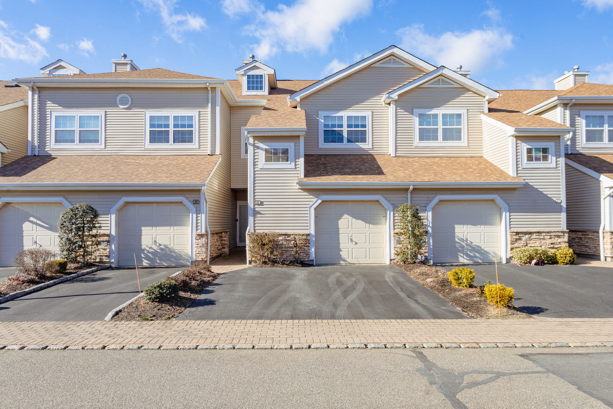 27 Carriage Ln, Oyster Bay, NY 11803, USA