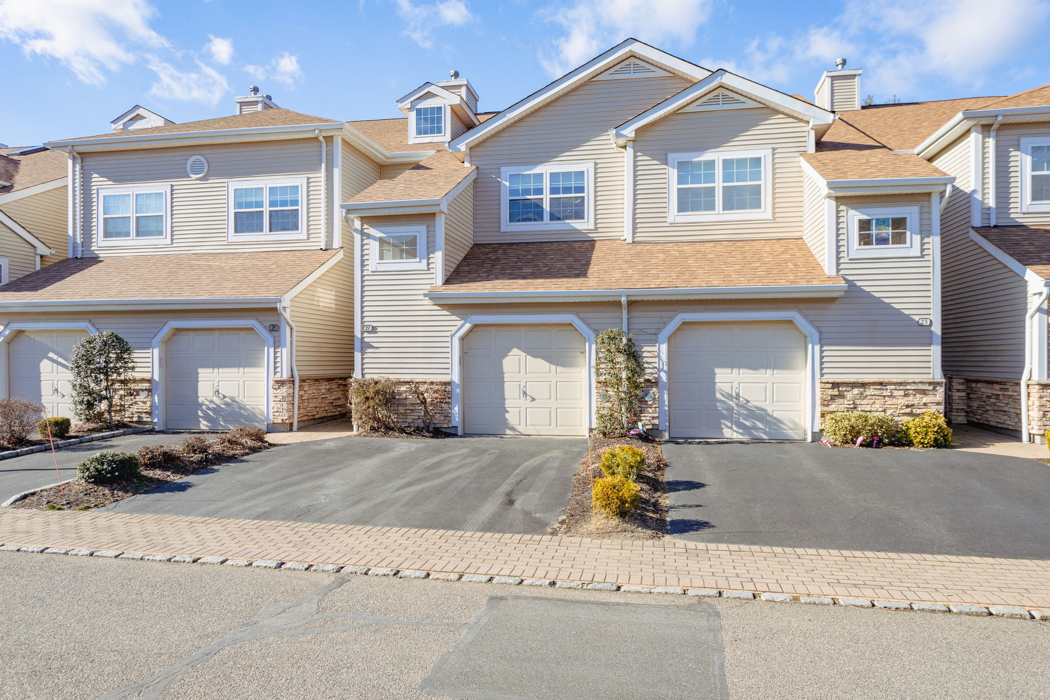 27 Carriage Ln, Oyster Bay, NY 11803, USA Photo 2