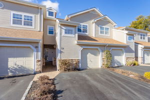 27 Carriage Ln, Oyster Bay, NY 11803, USA Photo 2
