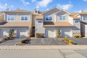 27 Carriage Ln, Oyster Bay, NY 11803, USA Photo 0