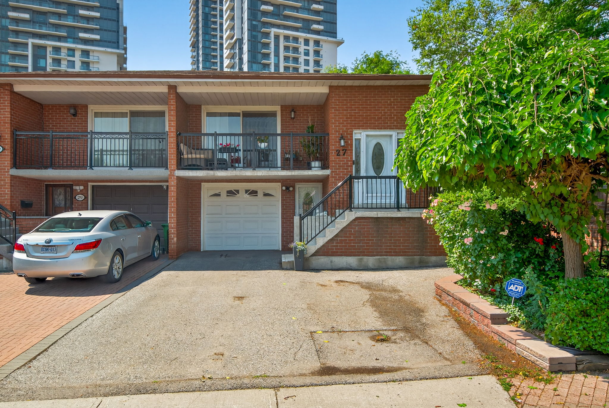 27 Hickorynut Dr Toronto, ON M2J 4W6