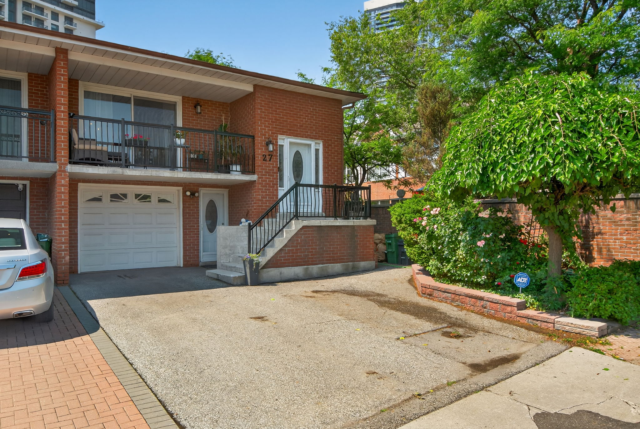 27 Hickorynut Dr Toronto, ON M2J 4W6
