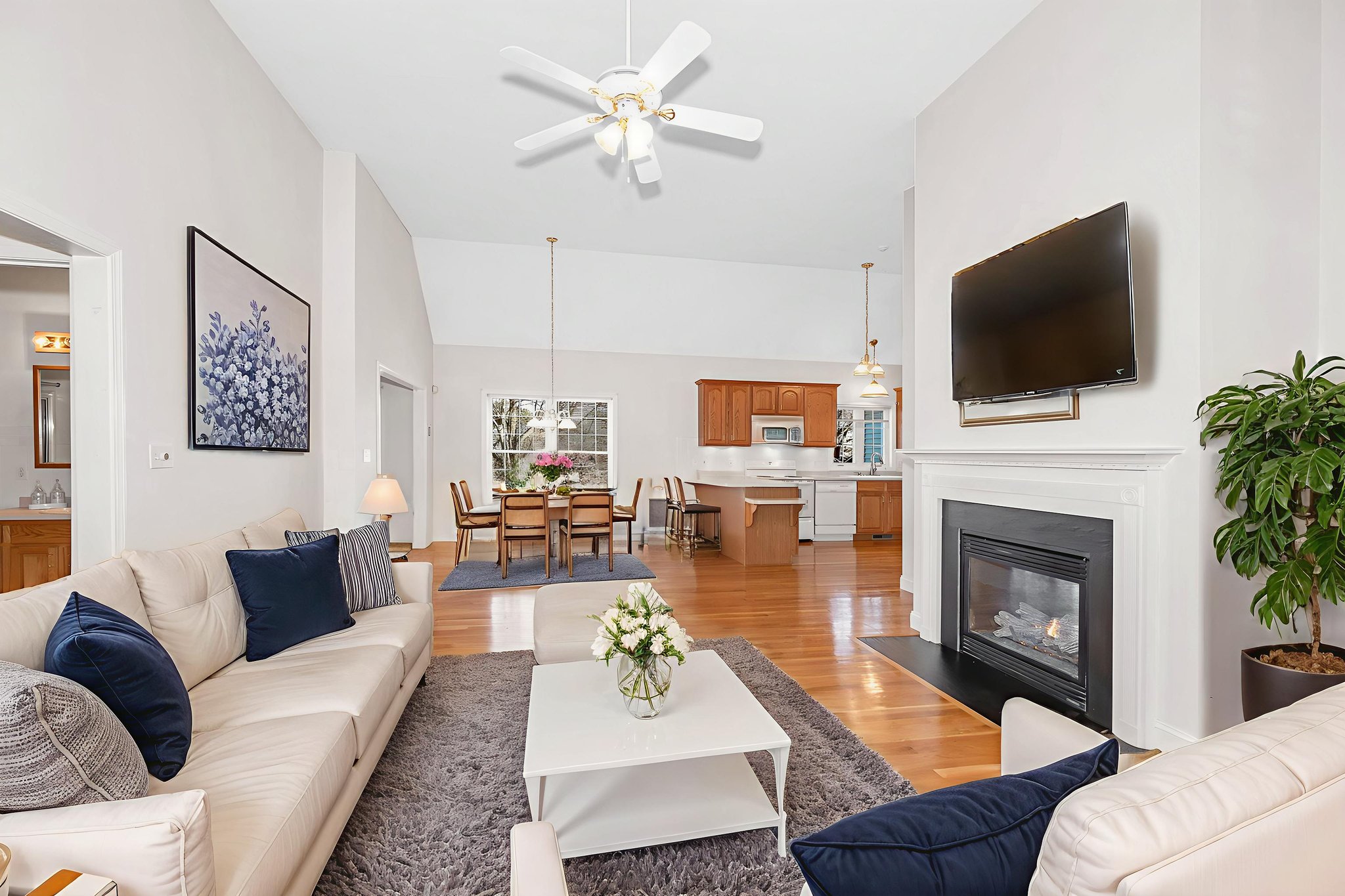 DSC_1292 virtually staged.jpeg