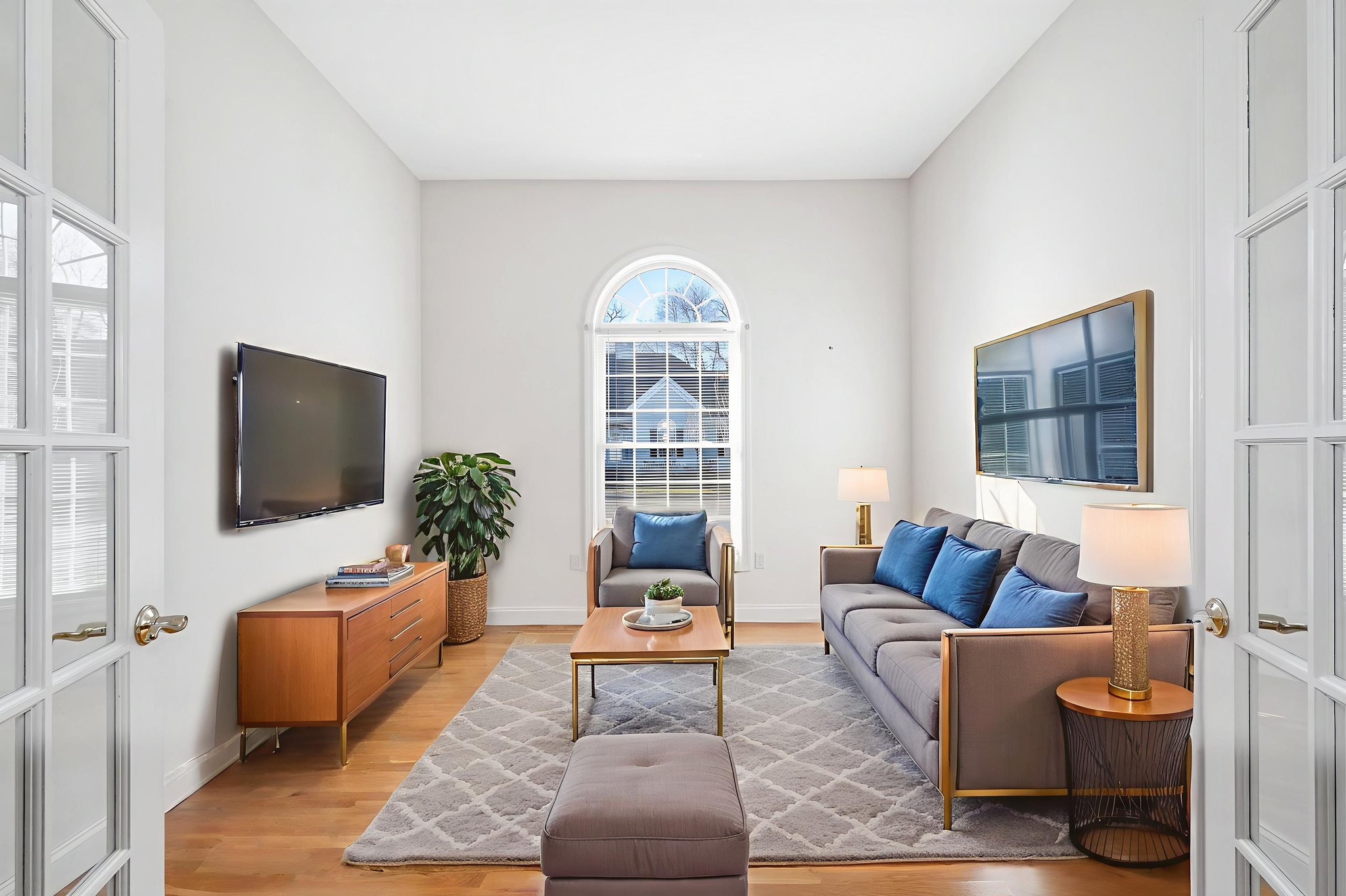 DSC_1342 virtually staged.jpeg