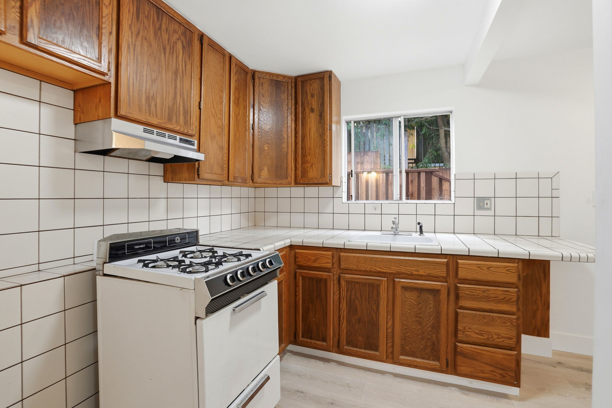 015_F8_27 Midway Ave