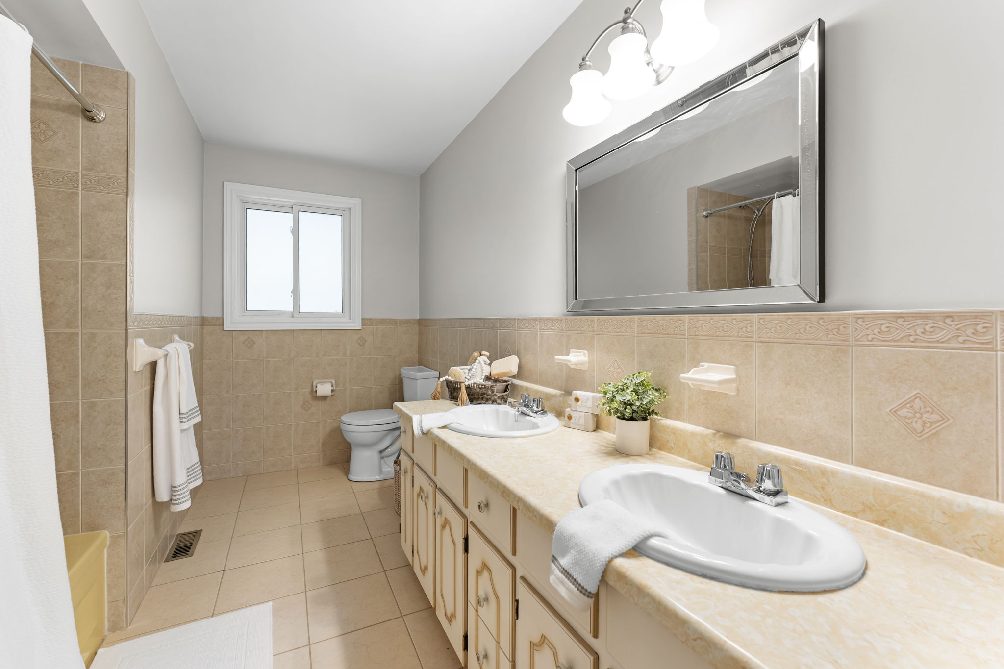 Main Floor 5pc Bathroom