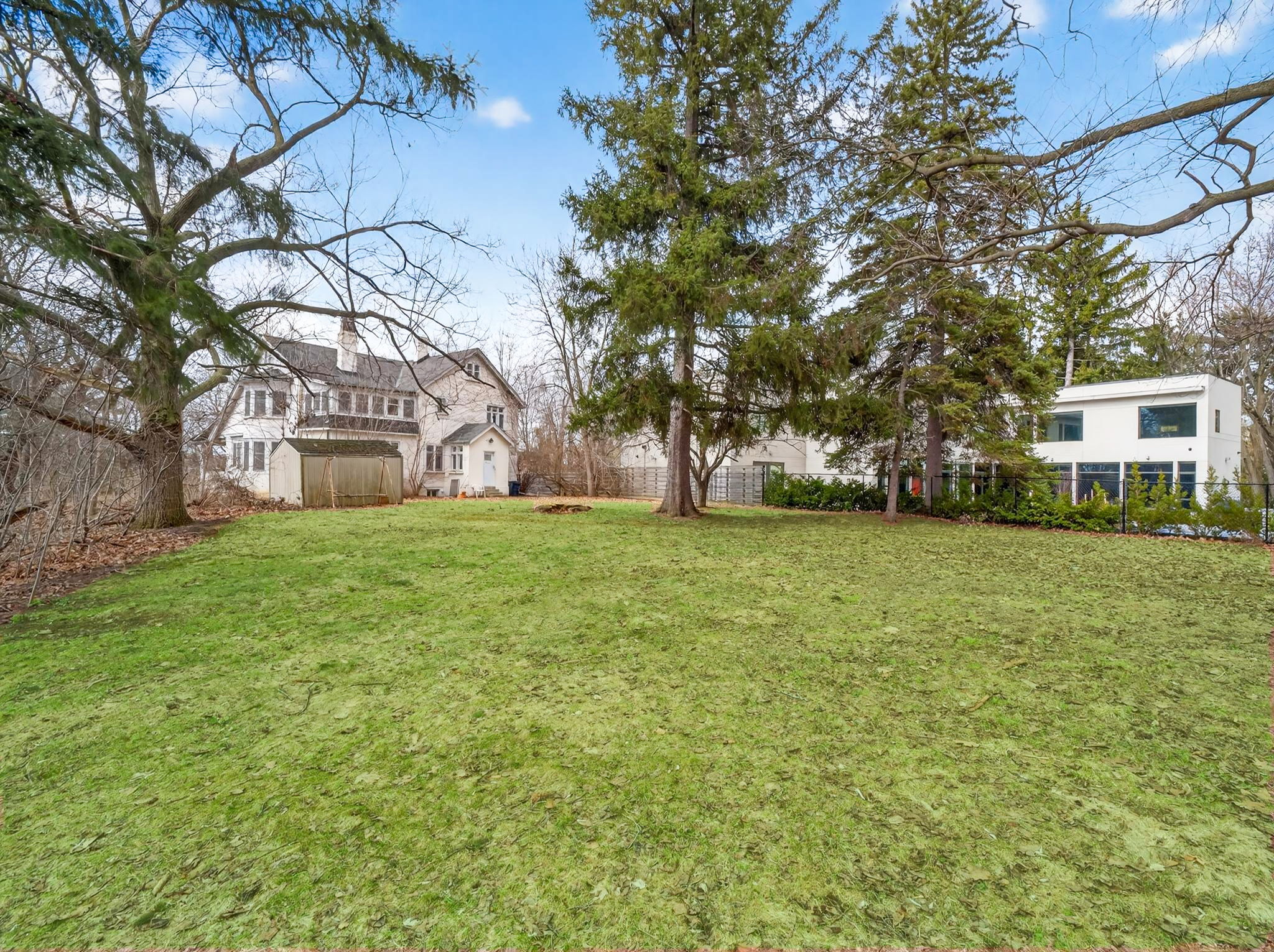 27 Old Yonge St Toronto, ON M2P 1P6