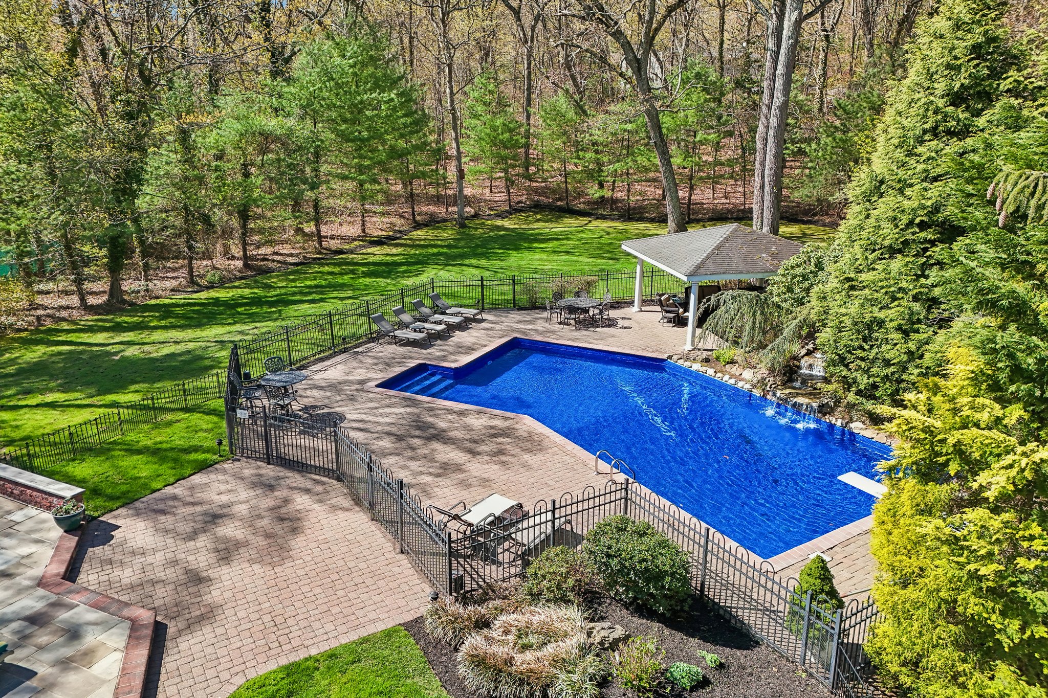 Treeview Dr-S2204-049.jpg