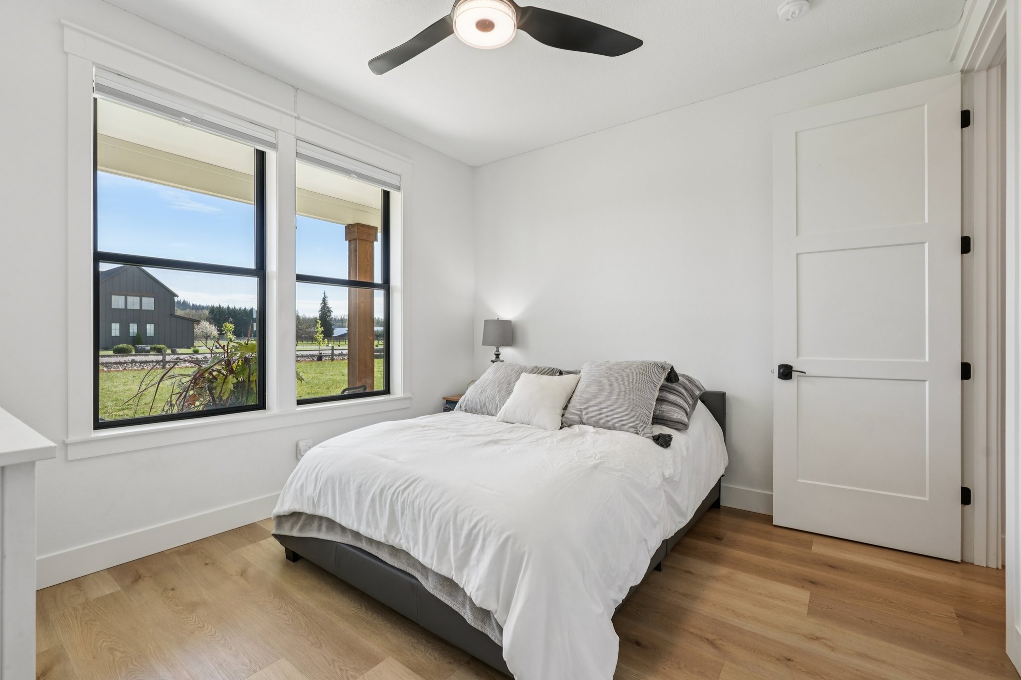 Tulip Ln-S1104-025.jpg