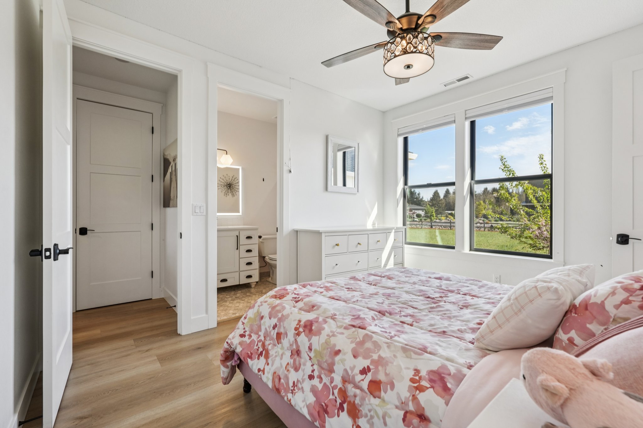 Tulip Ln-S1104-033.jpg