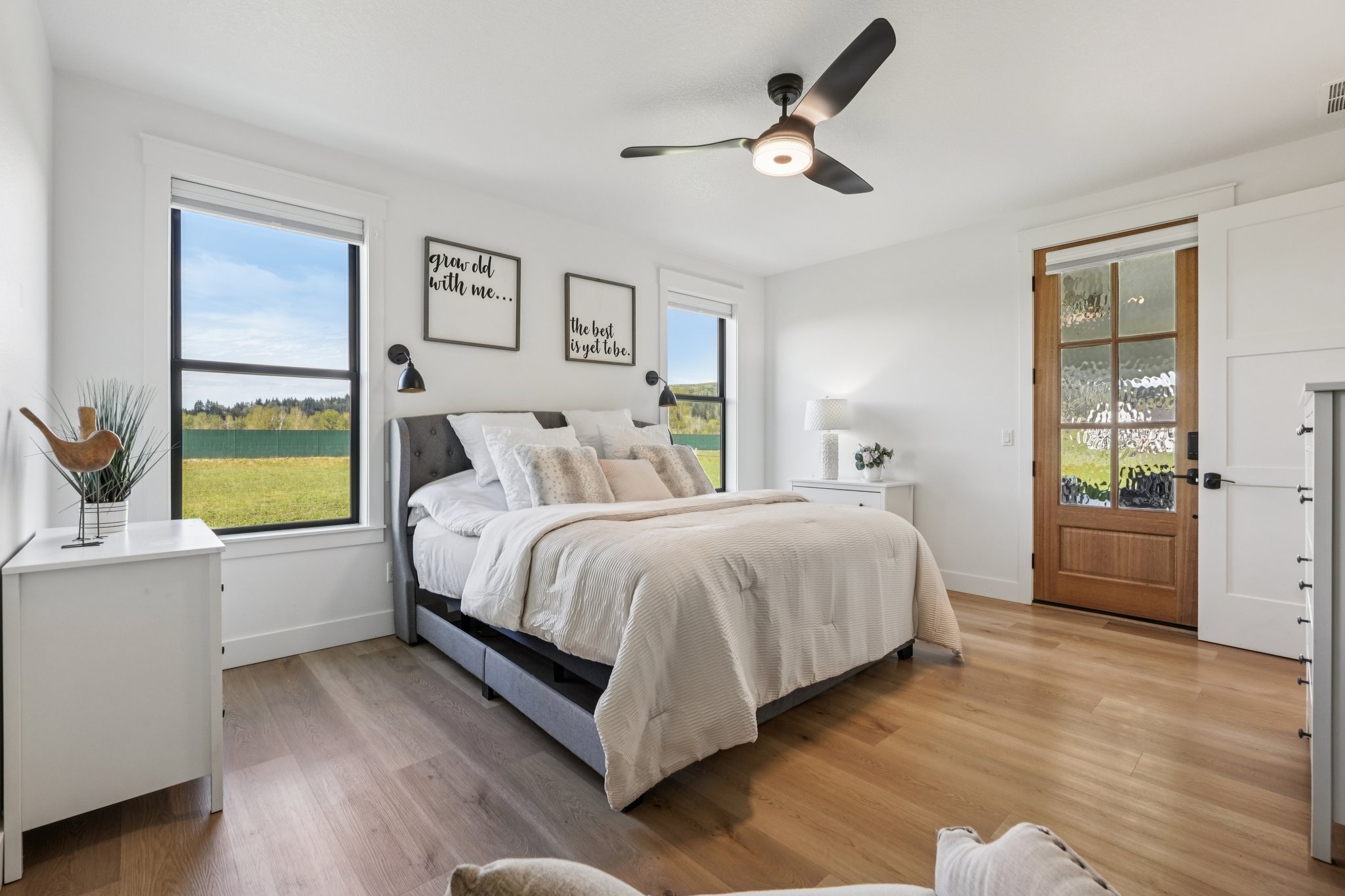 Tulip Ln-S1104-041.jpg